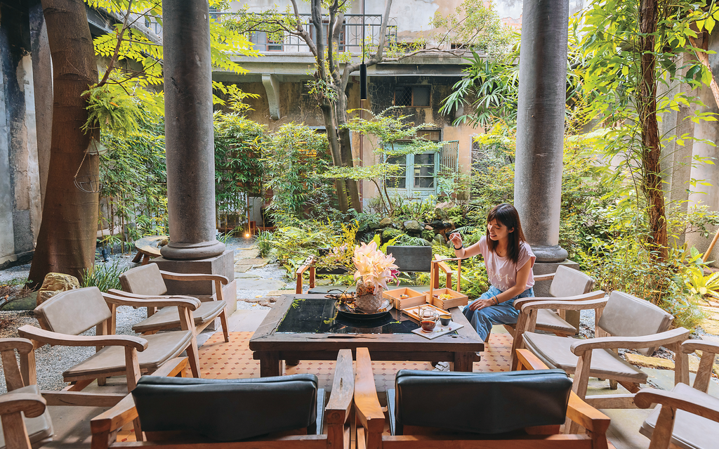 「AKA café」保留百年宅邸和庭院，希望重现过往大稻埕富裕人家的生活场景
