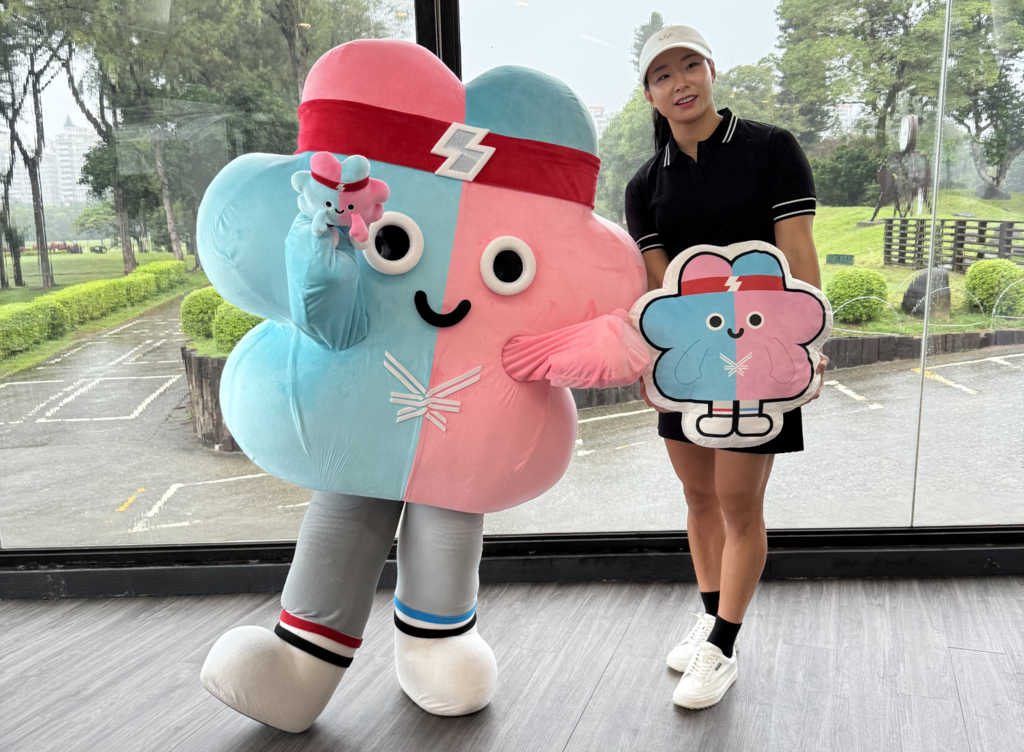 张恩实来台体验高尔夫球，并与世壮运吉祥物壮宝合影(图片来源：台北市政府观光传播局)