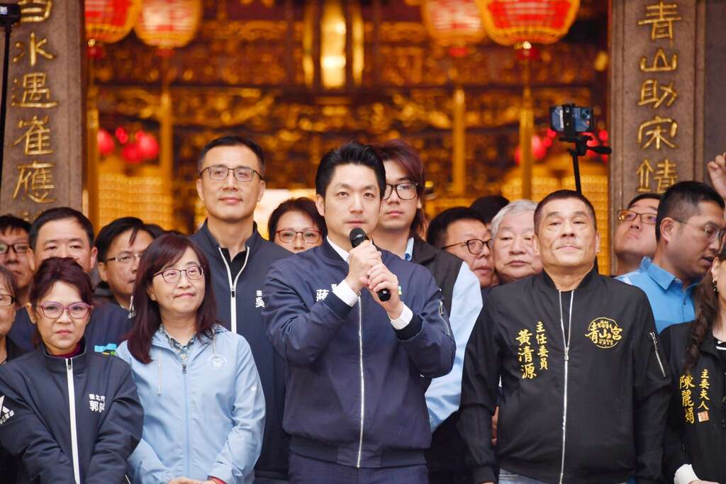 臺北市長蔣萬安11月20日出席艋舺青山宮舉辦的「暗訪暨遶境」活動第1天起轎儀式(圖片來源：臺北市政府秘書處媒體事務組)
