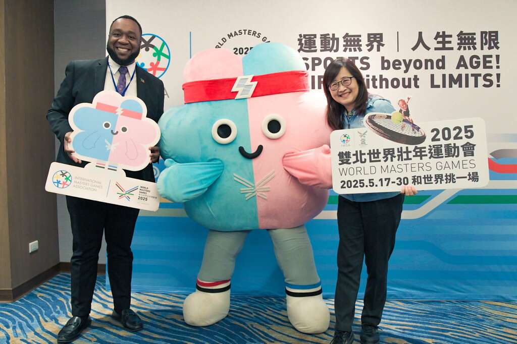 圣克里斯多福及尼维斯大使范东亚与林奕华副市长及世壮运吉祥物壮宝合影(图片来源：台北市政府体育局)