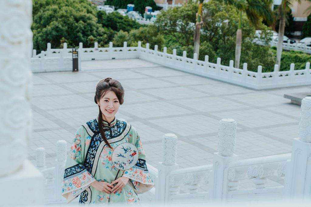 穿越古今，著漢服手持團扇，前往故宮之夜(圖片來源：臺北市政府觀光傳播局)