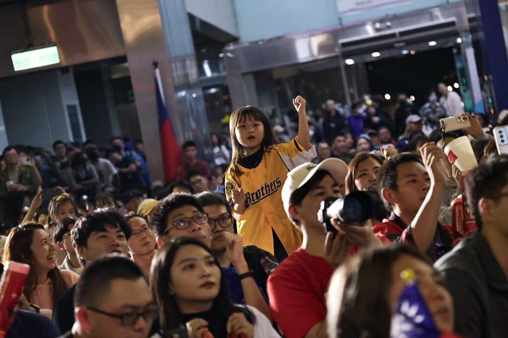 台北市蒋万安市长与现场近两千名热血球迷共同见证光辉时刻，并宣布庆祝中华队斩获佳绩(图片来源：台北市政府体育局)