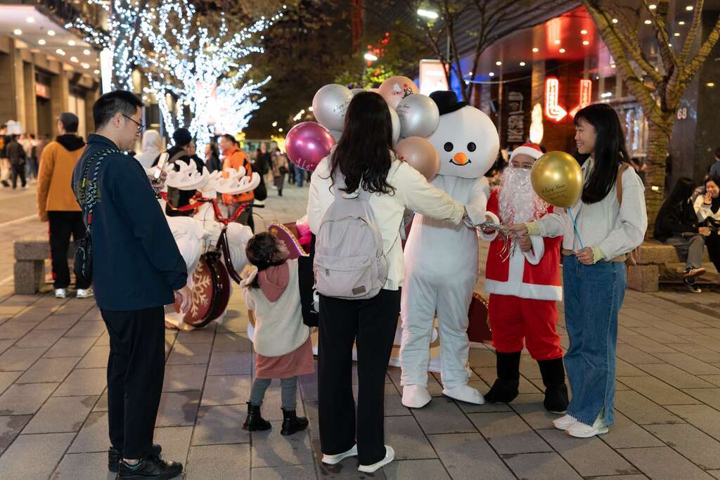 「2024繽紛耶誕玩台北」鹿鹿快閃隊與民眾互動(雪人 聖誕老公公)(圖片來源：臺北市商業處)