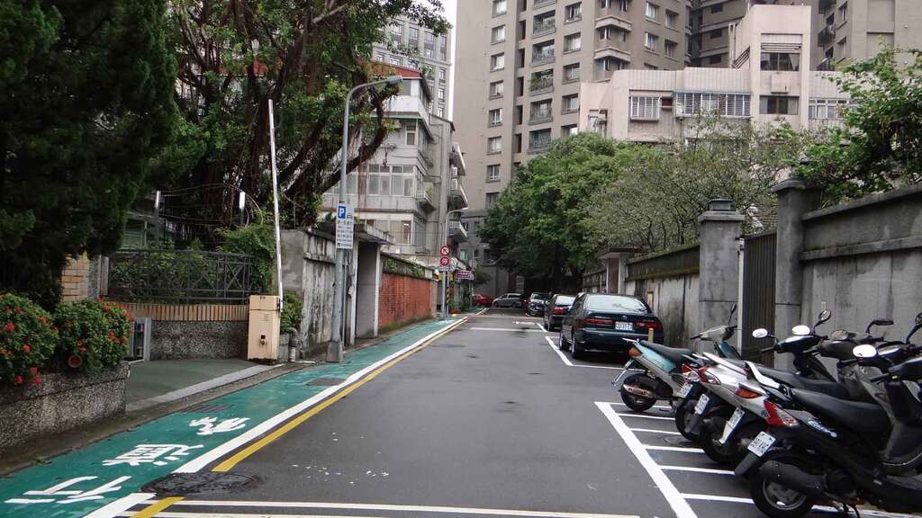標線型人行道的設置，讓市民可以放心在巷道內行走。(交通局提供).jpg