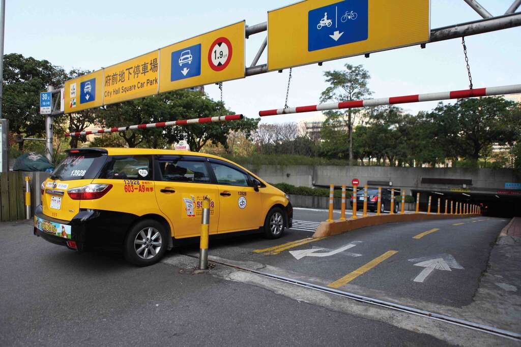 北市開放停車場讓計程車司機休息，司機能夠「充飽電」再上路載客。（Wallace_Chang攝）.JPG.jpg