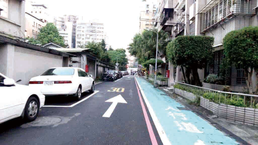 5__標線型人行道的設置，讓市民可以放心在巷道內行走。(交通局提供)2.jpg