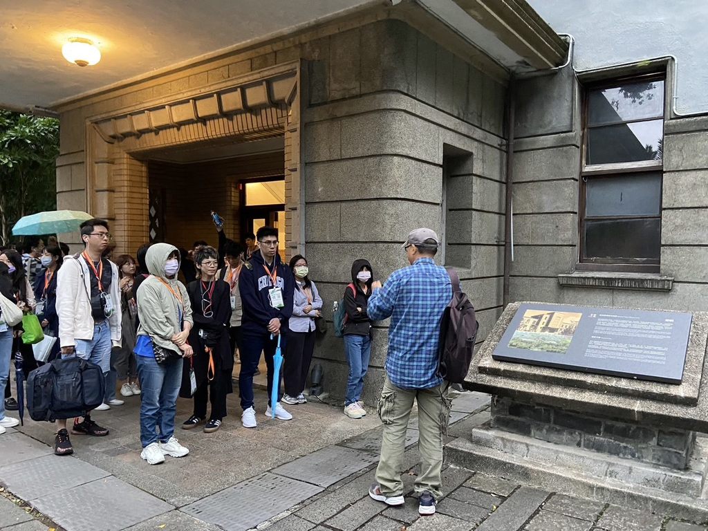 岛内散步Walk in Taiwan团队带领学员深刻解说松山文创园区建筑文史(图片来源：台北市政府观光传播局)