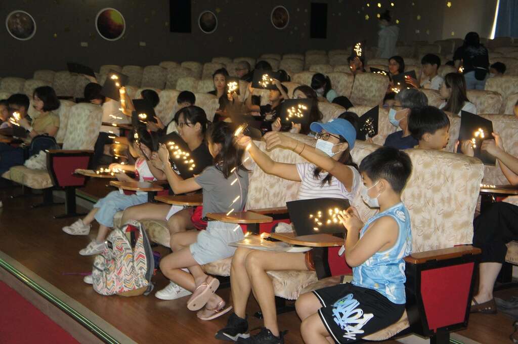 星座DIY(图片来源：台北市立天文科学教育馆)