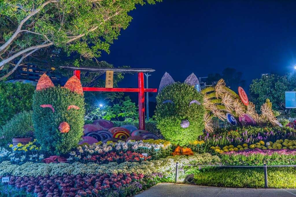 狐朋引伴～臺日友好・笠間菊花節展區在夜晚燈光的襯脫下，美極了!(圖片來源：臺北市政府觀光傳播局)