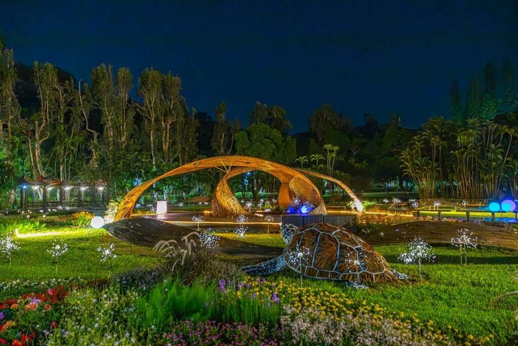 海漾星空搭配夜間閃爍的煙火燈，星光熠熠感受大自然的魅力(圖片來源：臺北市政府觀光傳播局)