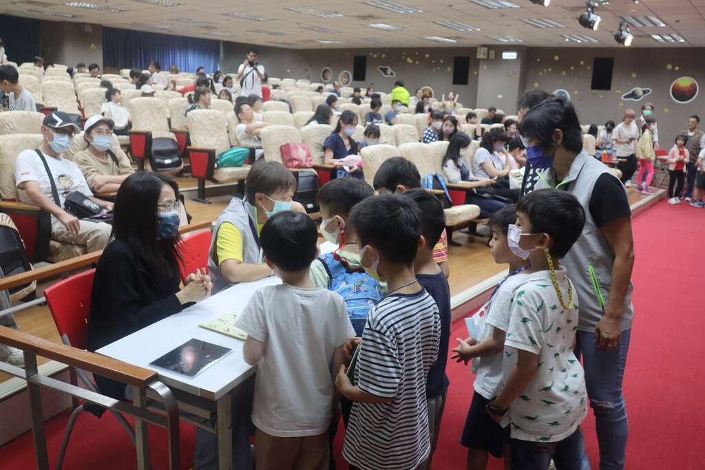 在天文亲子营的问答活动中，有机会获得天文馆独家礼物！(图片来源：台北市立天文科学教育馆)