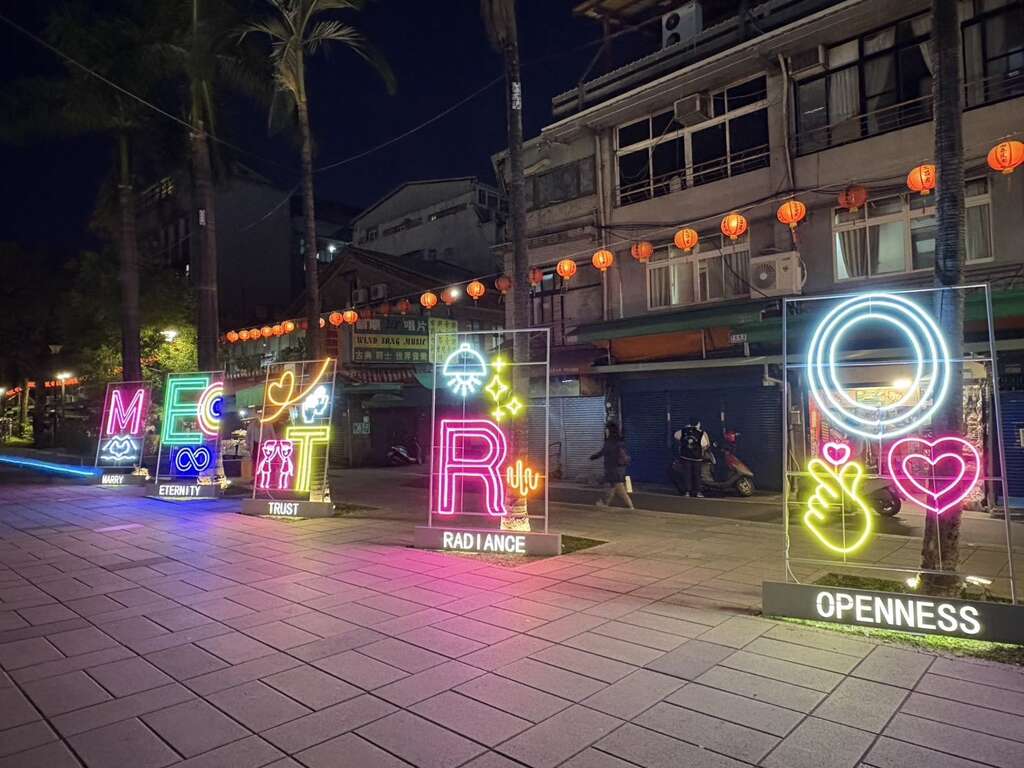 心雙連線形公園燈飾(圖片來源：臺北大眾捷運股份有限公司)