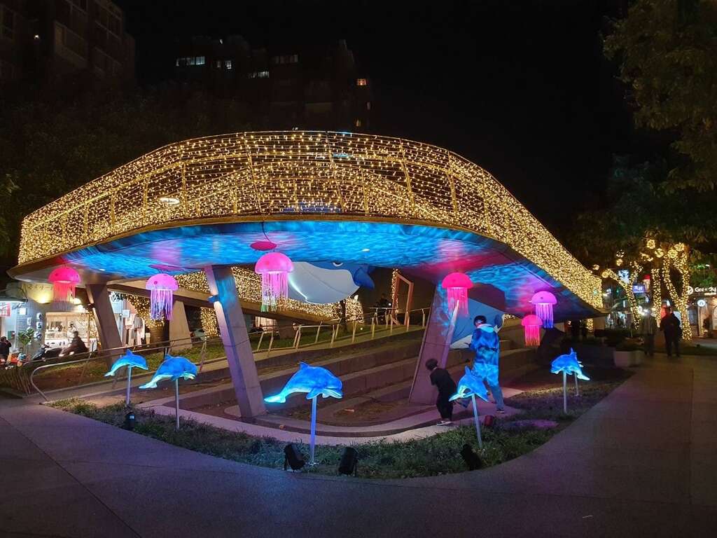 心中山線形公園燈飾-繽紛夢幻的水中世界(圖片來源：臺北大眾捷運股份有限公司)