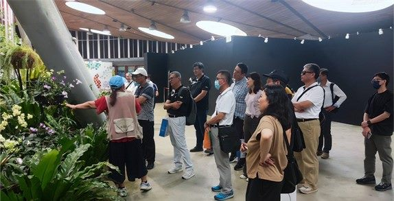 团体导览参观兰花及蕨类植物区(图片来源：台北市政府工务局公园路灯工程管理处)