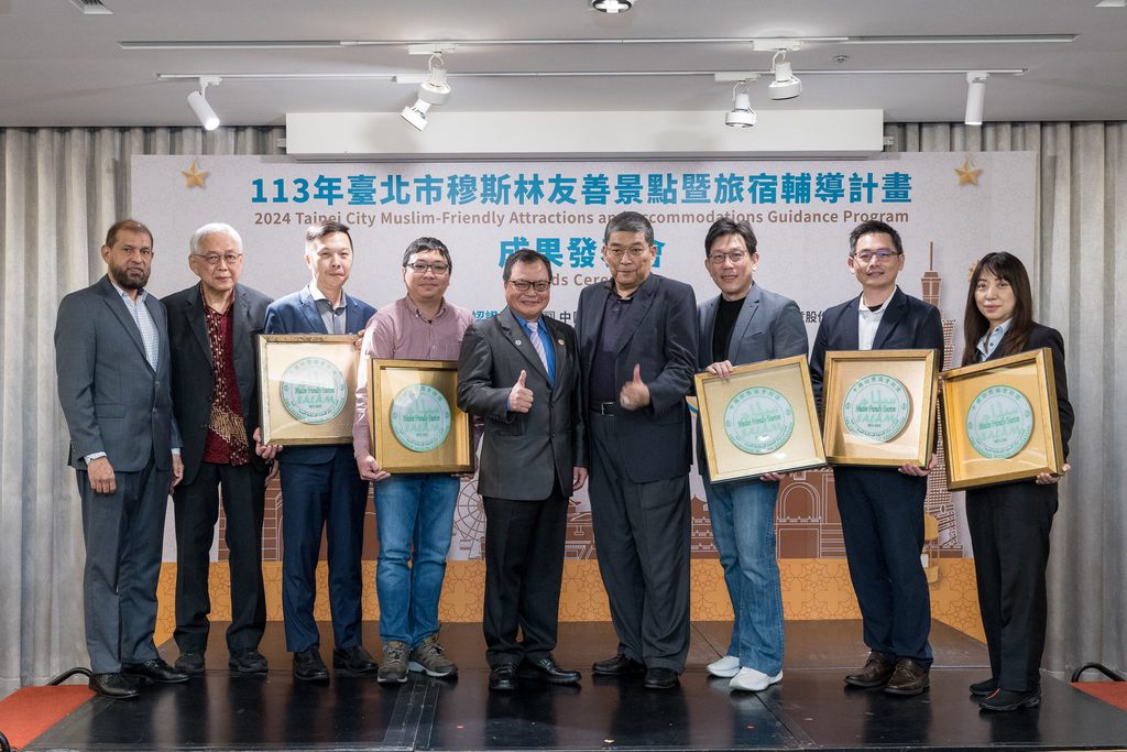 台北市政府观光传播局薛秋火副局长颁发认证牌予今年度取得认证之业者(图片来源：台北市政府观光传播局)