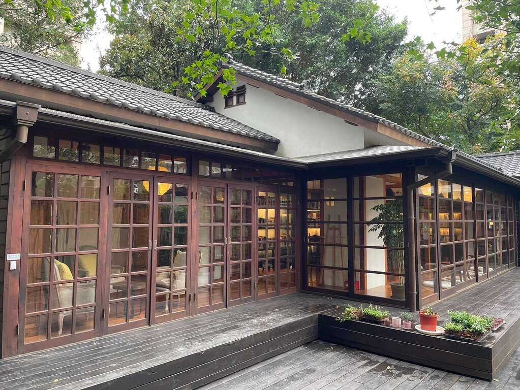 本次修復工程針對建物及戶外庭園進行全面的檢修，包含室內木地板修復、瓦作修復、外牆木頭斑剝處理及護木漆保護、戶外露臺木棧道修整等一系列修繕工程(圖片來源：臺北市政府文化局)