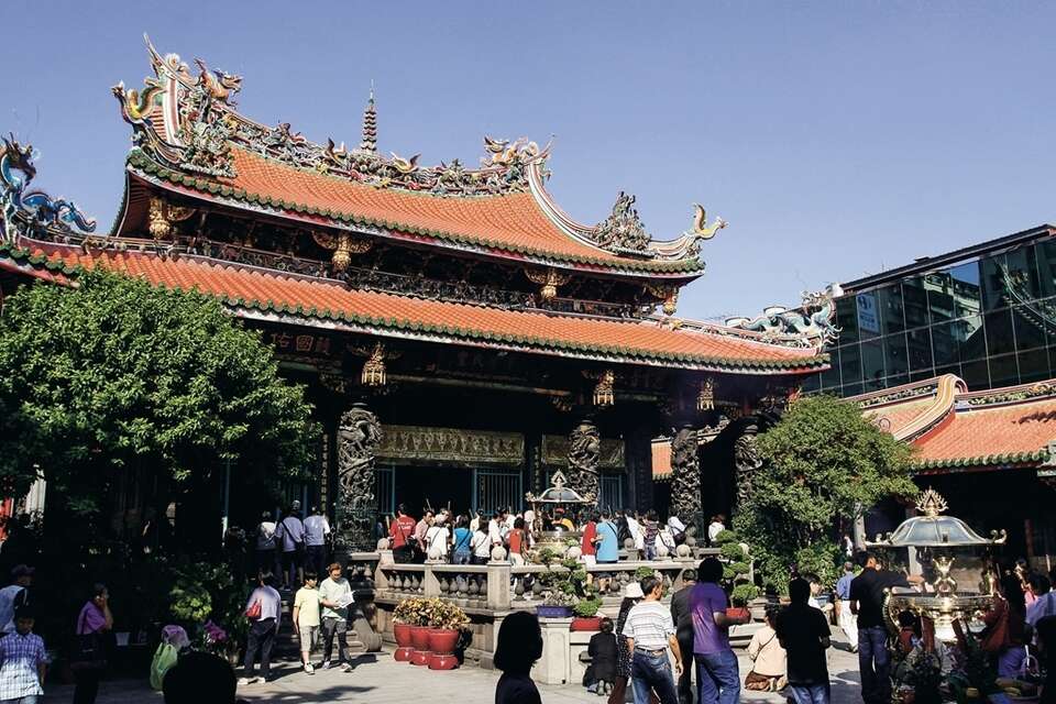 龙山寺不仅是艋舺第一大庙，也是台北市极负盛名的观光胜地