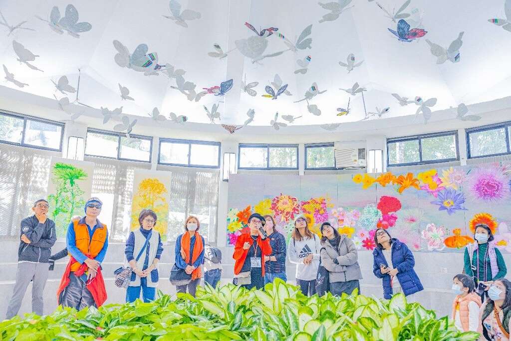 展期间每天10：30由王馨敏老师亲自为大家导览解说作品的背景与巧思(图片来源：台北市政府工务局公园路灯工程管理处)