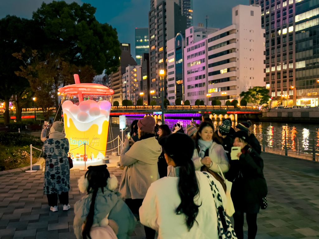 台北市在大阪光之飨宴展出特色灯饰，吸引众多民众驻足欣赏，纷纷表示好想到台北旅行。(图片来源：台北市政府观光传播局)