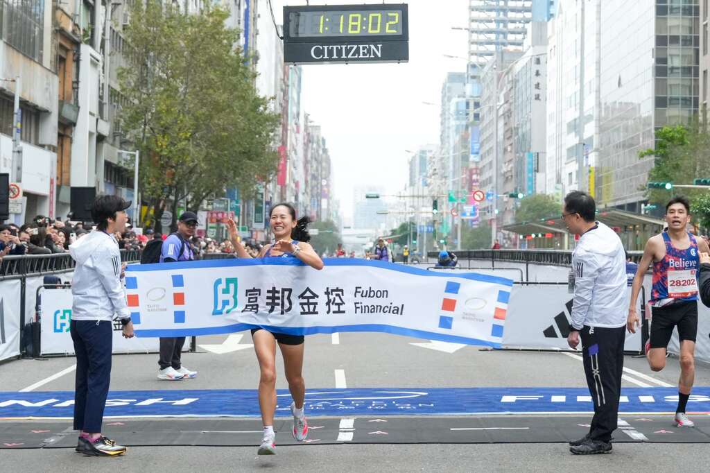 半程马女子组冠军 张芷瑄(1小时18分2秒)(图片来源：台北市政府体育局)