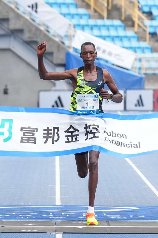 马拉松男子组冠军Brimin KIPKORIR（2小时11分41秒）(图片来源：台北市政府体育局)