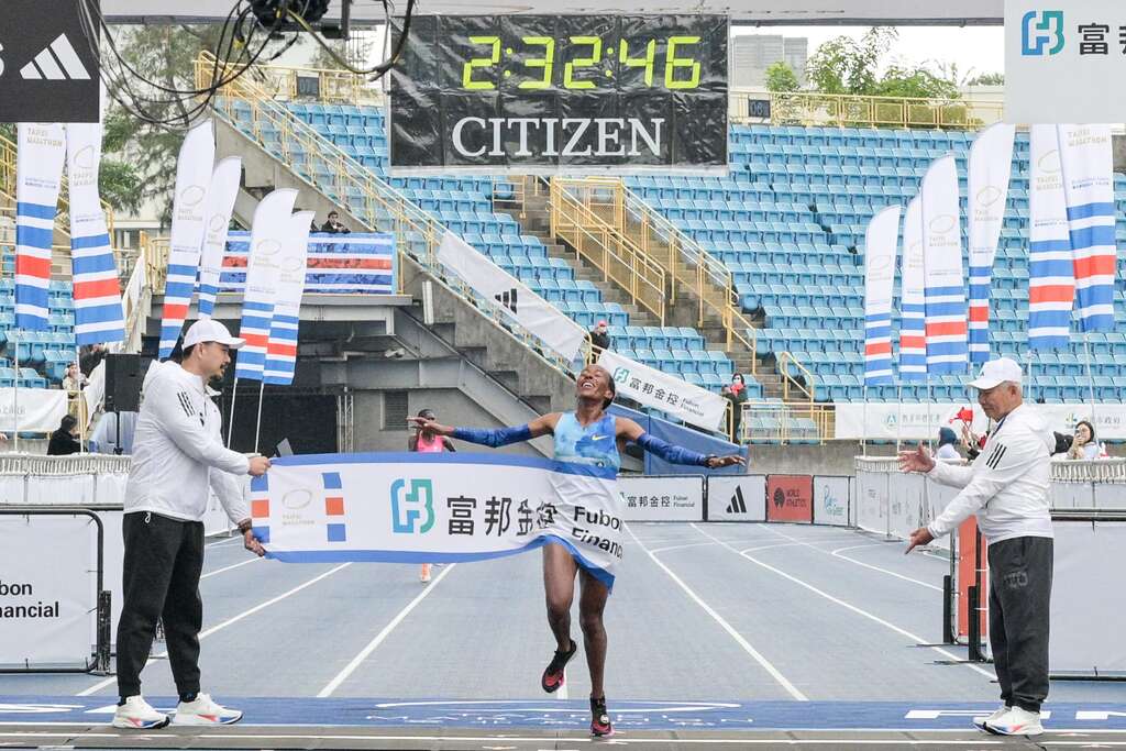 马拉松女子组冠军Fozya Jemal AMID（2小时32分47秒）(图片来源：台北市政府体育局)