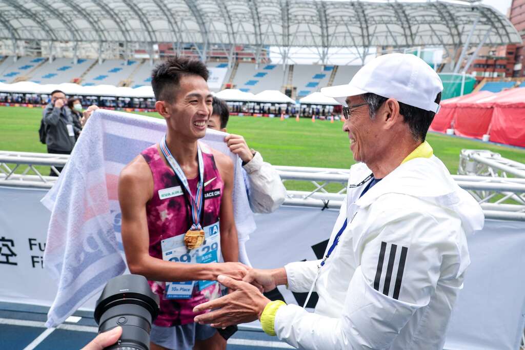 许绩胜为国内马拉松男子组冠军周庭印挂牌(图片来源：台北市政府体育局)