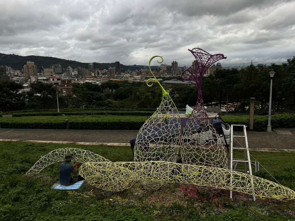 由撒部．噶照老師親自重新編織(圖片來源：臺北市政府工務局公園路燈工程管理處)