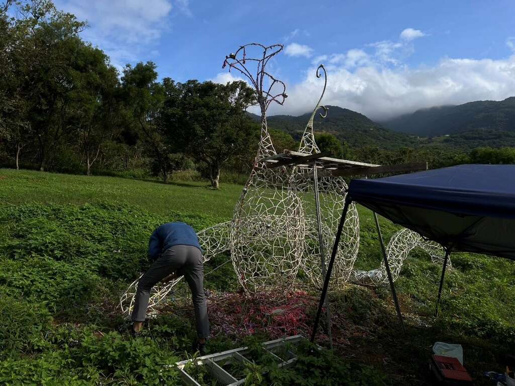 「循環力量」地景藝術 由撒部．噶照老師親自拆解原有繃布(圖片來源：臺北市政府工務局公園路燈工程管理處)