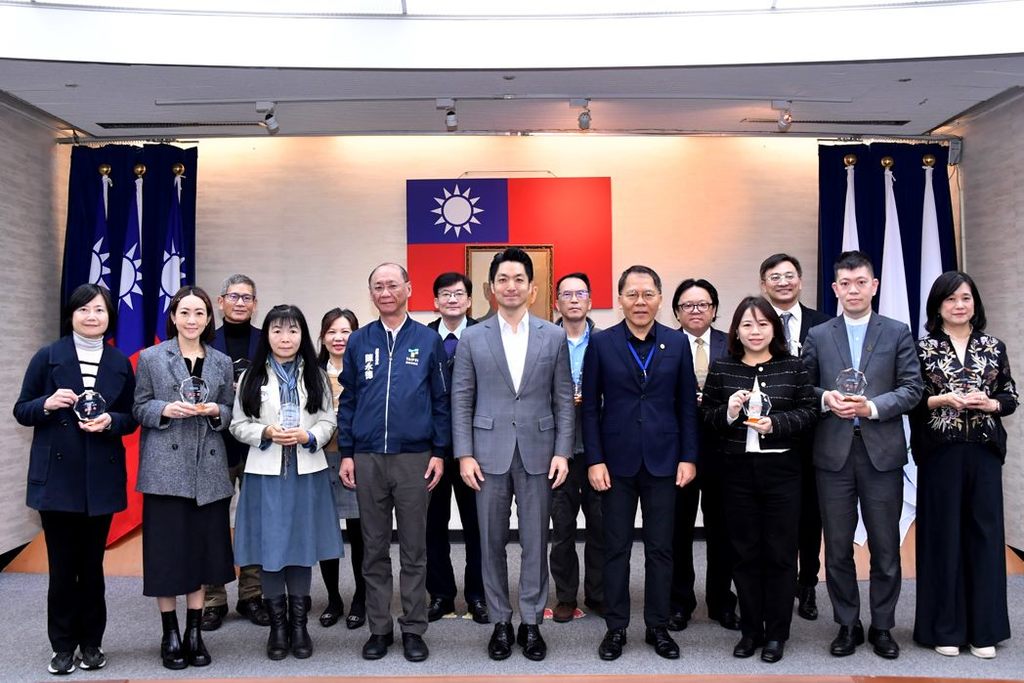 蒋万安市长及观光传播局王秋冬局长与绩优景点代表合照(图片来源：台北市政府观光传播局)