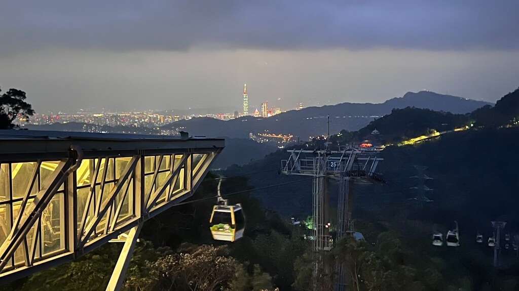 搭乘貓纜欣賞臺北盆地夜景(圖片來源：臺北大眾捷運股份有限公司)