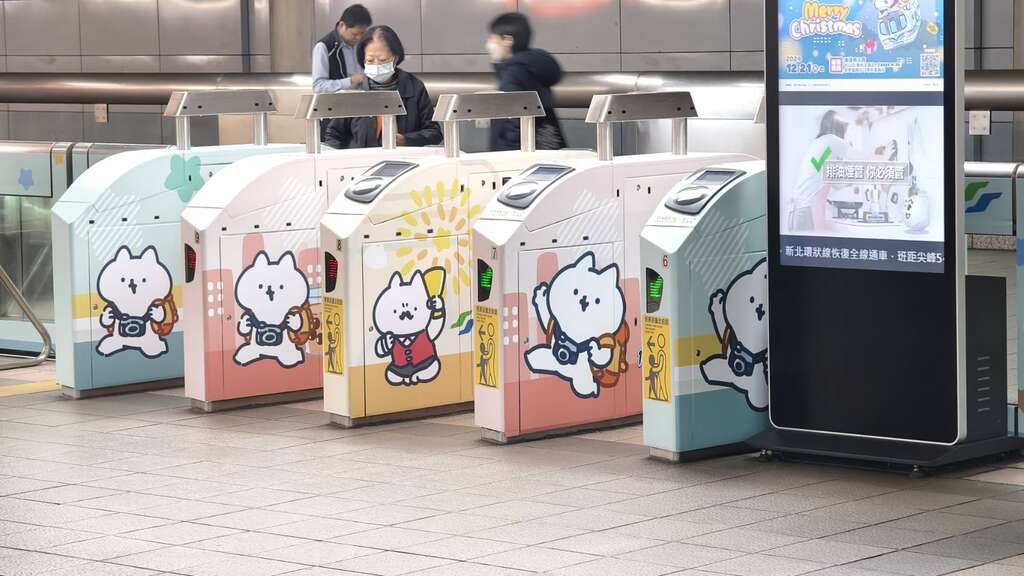 捷運閘門換上超萌「反應過激的貓」裝飾，主角「吾輩」與小夥伴們以可愛姿態迎接每位旅客(圖片來源：臺北大眾捷運股份有限公司)