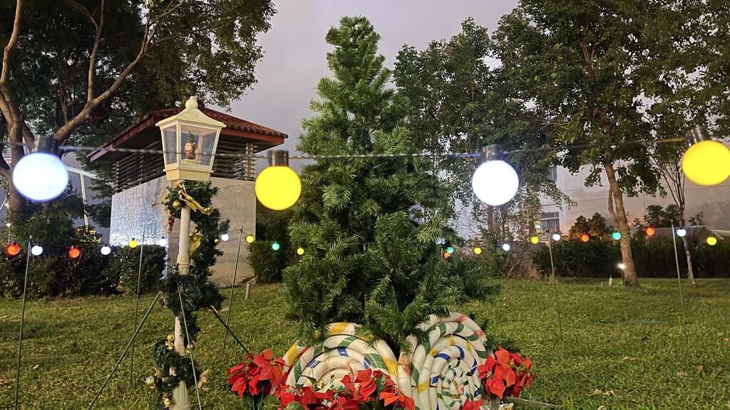 迎接聖誕節，迪化休閒運動公園內布置聖誕樹、棒棒糖及燈飾(圖片來源：臺北市政府工務局衛生下水道工程處)