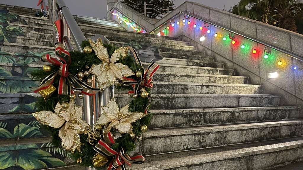 迪化休閒運動公園入口階梯布置聖誕花圈及燈飾(圖片來源：臺北市政府工務局衛生下水道工程處)