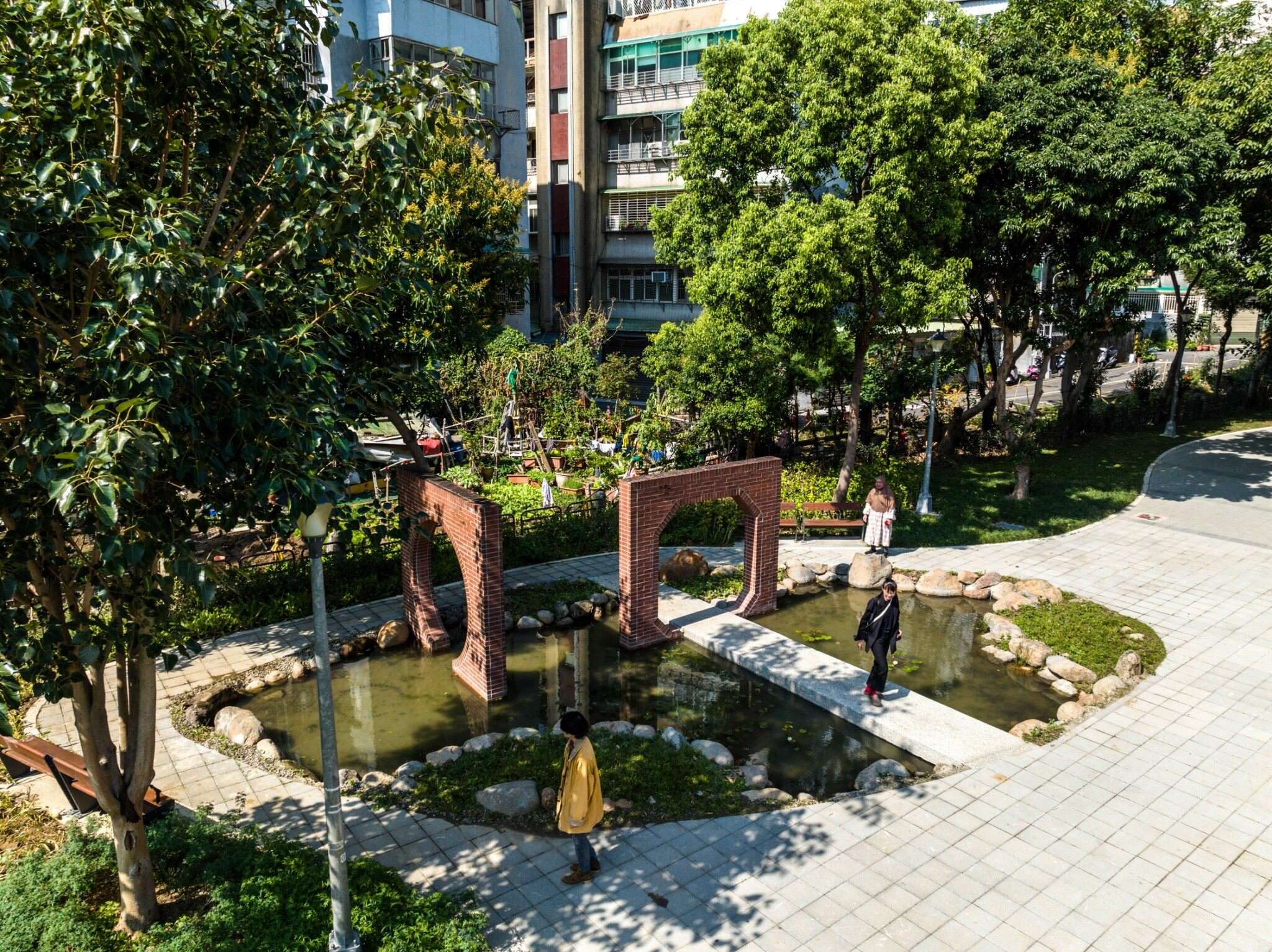 营造自然生态的景观水池(图片来源：台北市政府工务局公园路灯工程管理处)