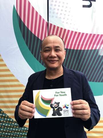 台北世大运形象识别设计老师游明龙展示与团队设计出来的成果