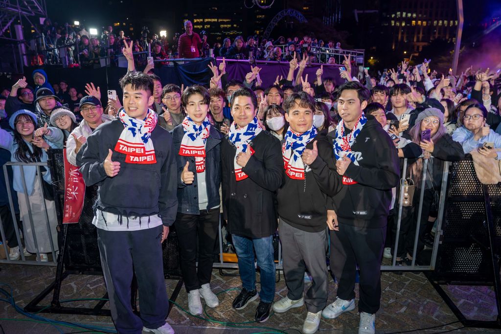 金牌选手与台北市长蒋万安及现场民众热情互动。(左起王齐麟、林郁婷、蒋万安、李凯威、陈冠伟)(图片来源：台北市政府观光传播局)