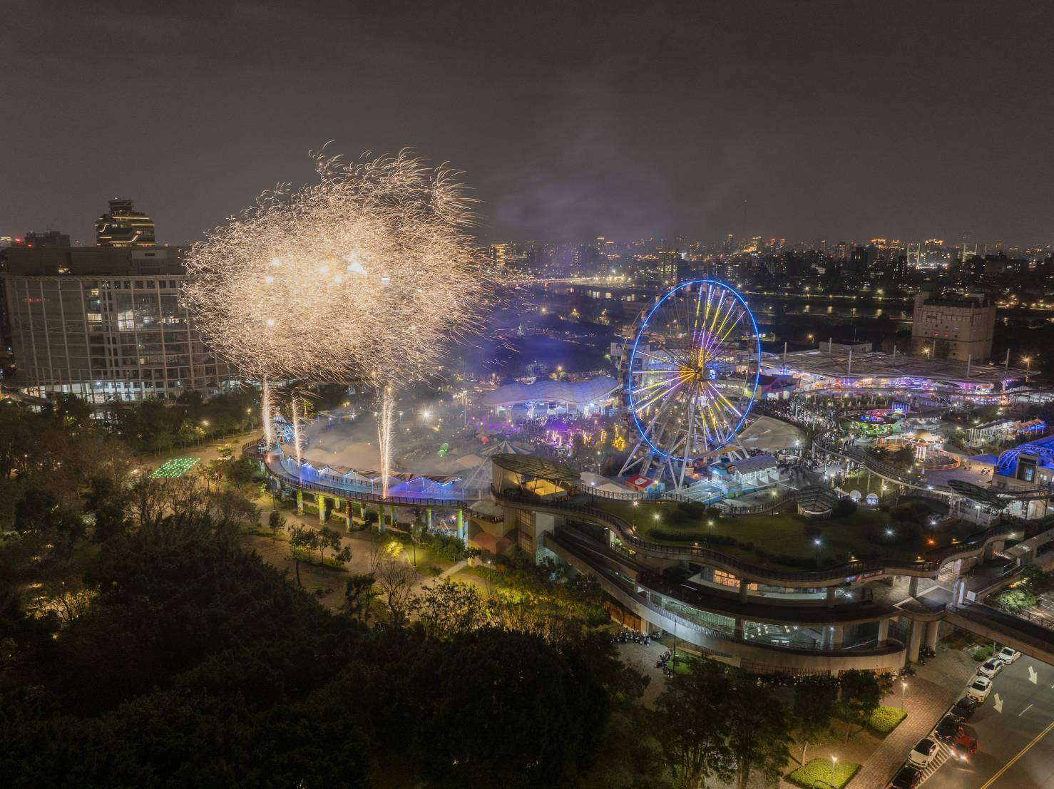 儿乐跨年烟火秀以绚丽的烟火照亮整片天空(图片来源：台北大众捷运股份有限公司)