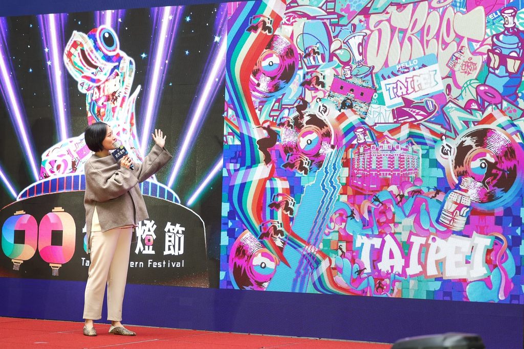 主灯「福蛇豆豆」特别邀请擅长图腾设计的涂鸦艺术家祁孟含参与。(图片来源：台北市政府观光传播局)