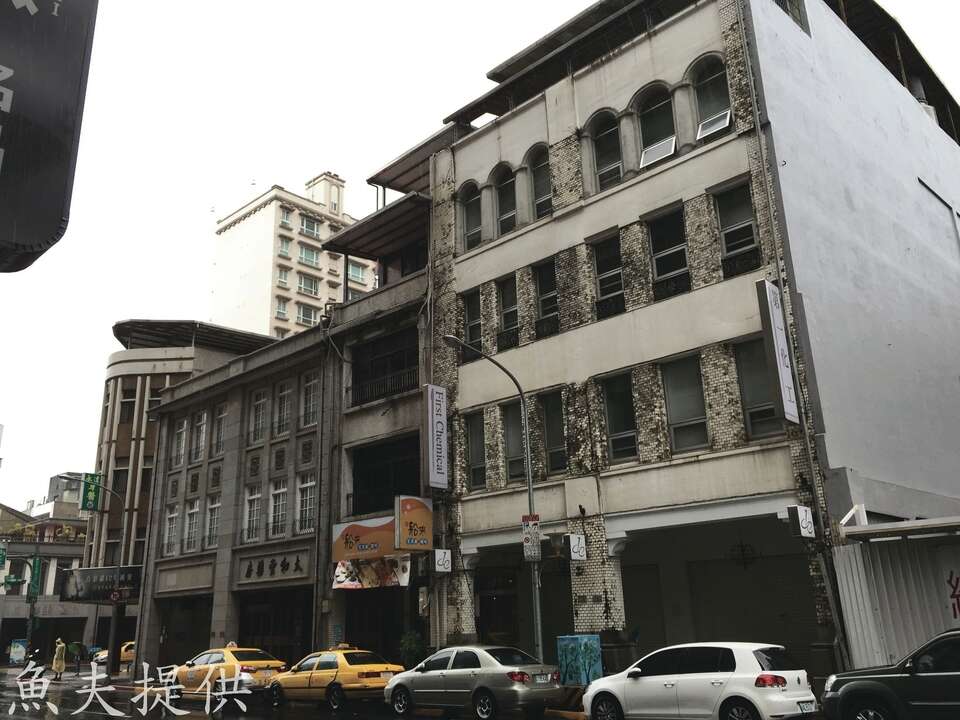 张东隆商行为今之第一化工。隔壁太和堂药房已列入古蹟保护