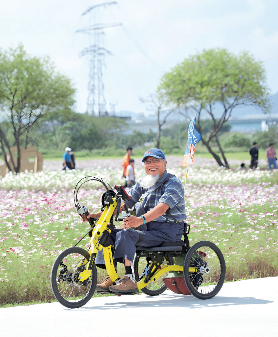 身障騎士騎乘手搖車享受運動的快樂。(圖/太平洋自行車)