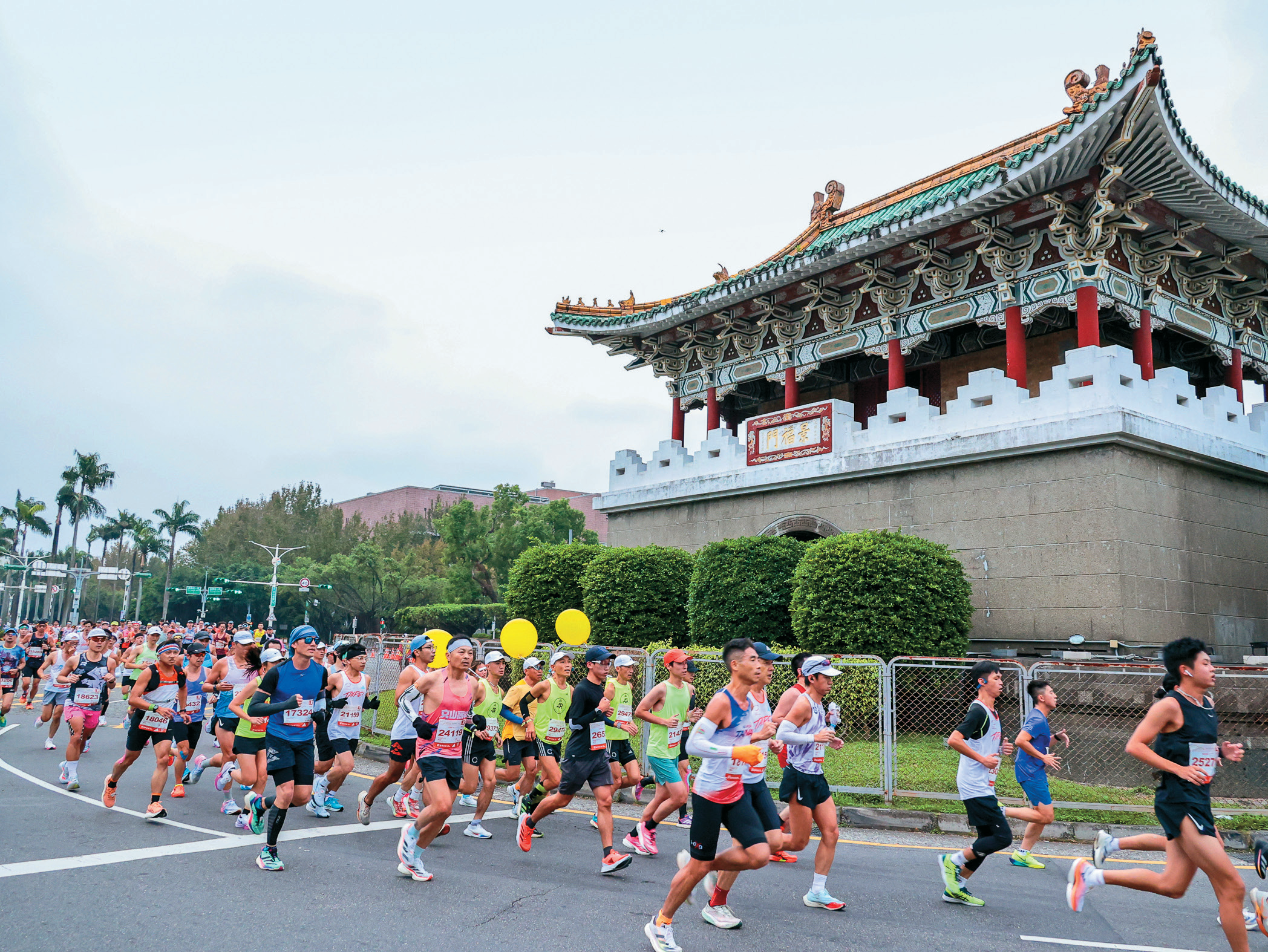参与台北马拉松的选手沿着街道体验台北城市风光。(图/中华民国路跑协会)