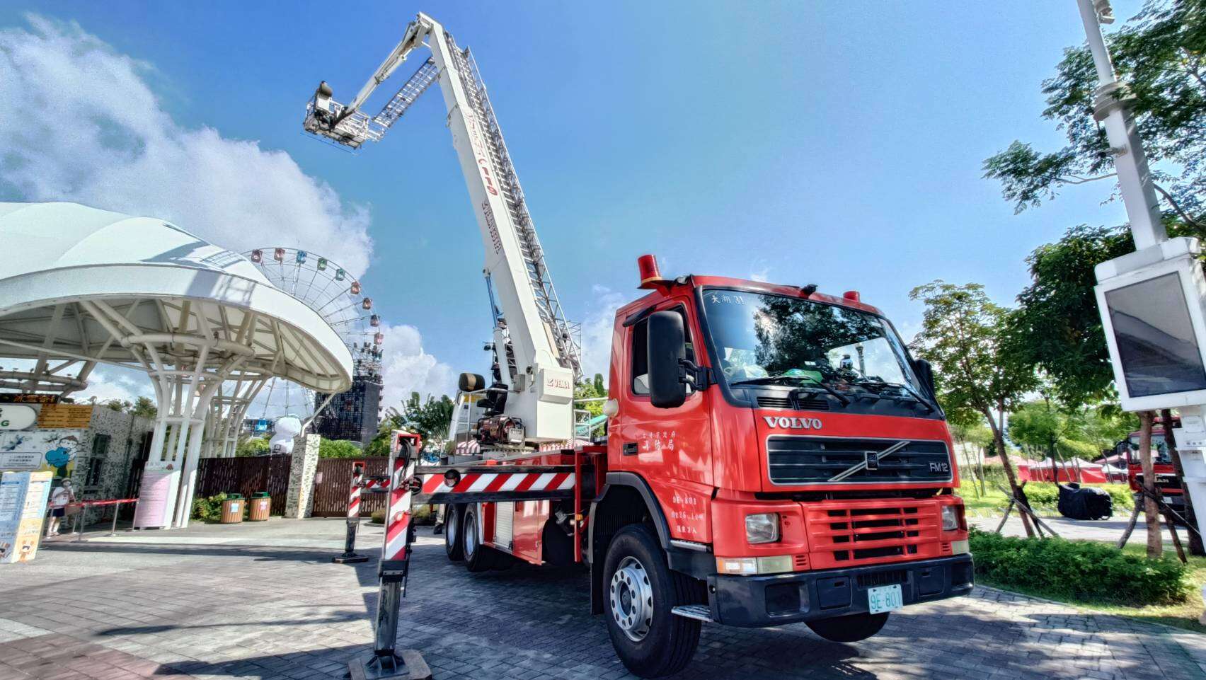 119防灾宣导活动，将防火宣导车、地震体验车及云梯车开进现场，让小朋友体验及搭乘(图片来源：台北大众捷运股份有限公司)
