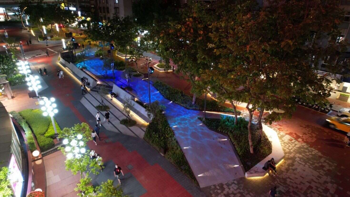 瑠公綠廊夜間水波紋燈(圖片來源：臺北市政府工務局新建工程處)