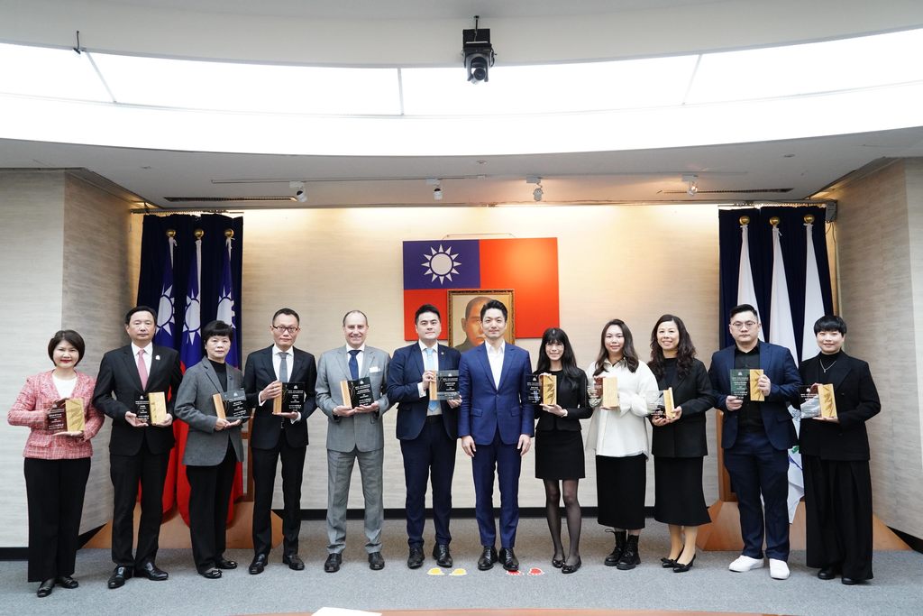 团体组获奖旅馆与蒋万安市长合影(图片来源：台北市政府观光传播局)
