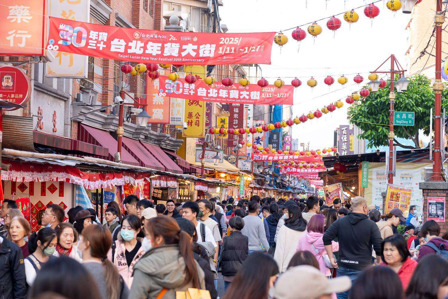 迪化街年貨大街遊逛人潮(圖片來源：臺北市商業處)