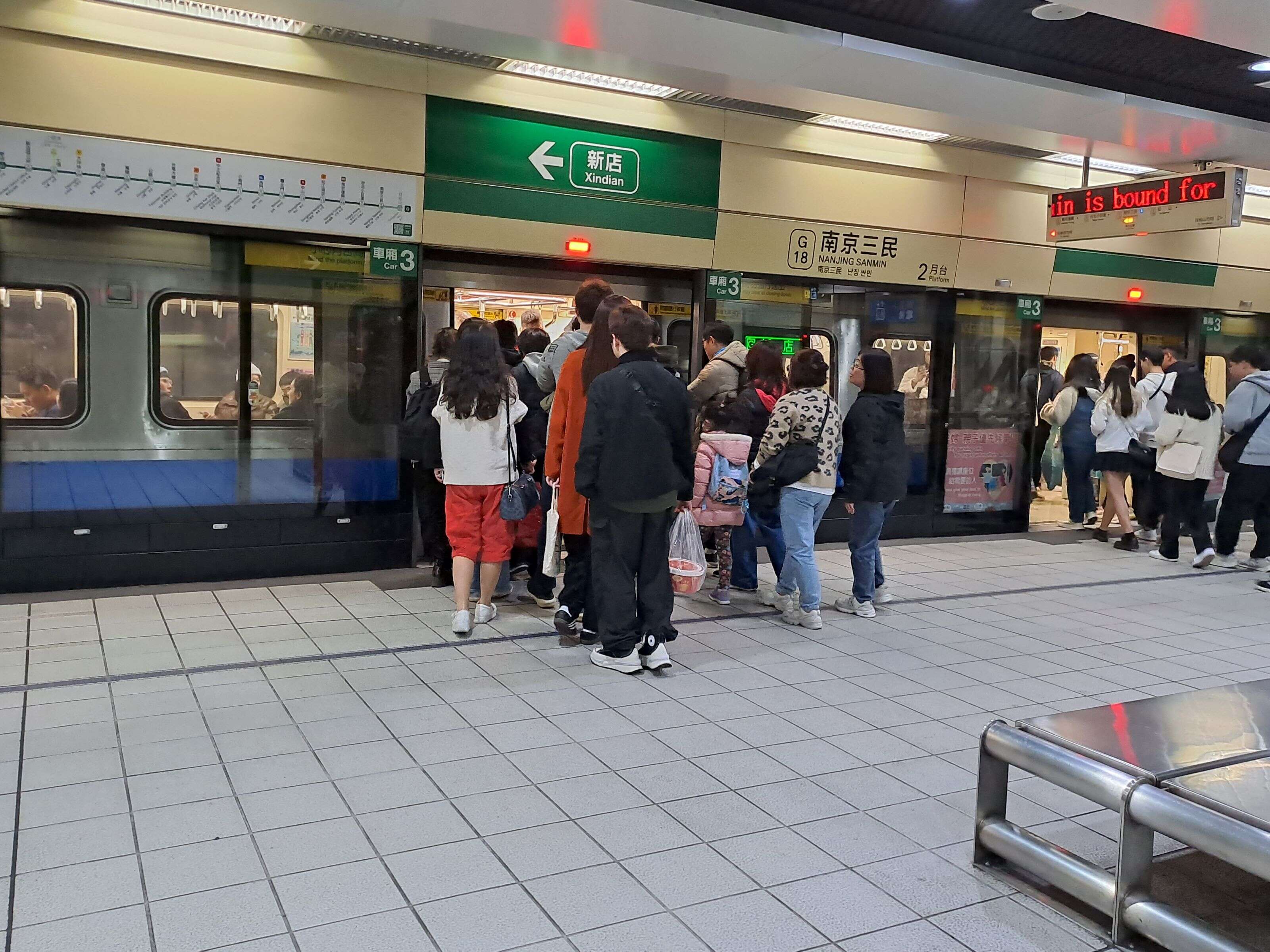 無論走春賞花、年節訪友或假期出遊，邀請大家搭捷運迎蛇年，避開擁擠車潮，輕鬆蛇來蛇去！(圖片來源：臺北大眾捷運股份有限公司)