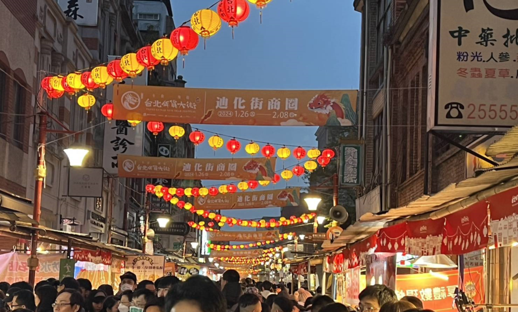 2025台北年货大街自1／11至1／27於迪化商圈、後站商圈、华阴街北车商圈、台北地下街、宁夏夜市、艋舺夜市及滨江市场等地热闹登场(图片来源：台北市政府观光传播局)