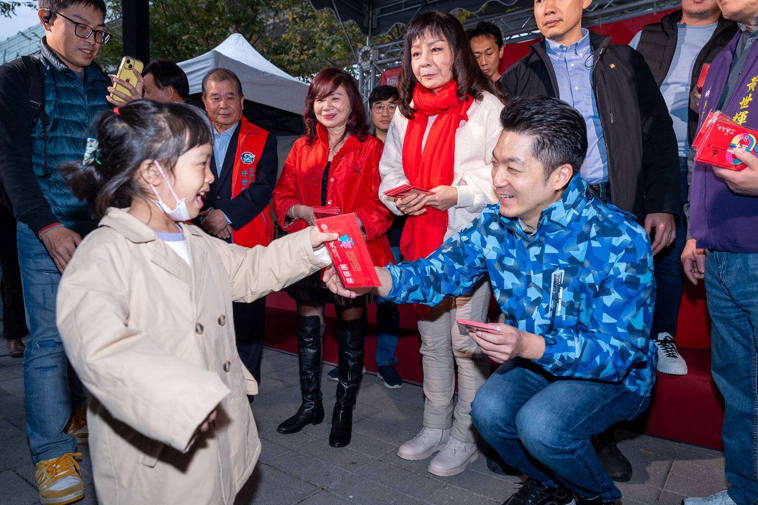 蔣萬安市長發送年貨三十限定發財金，與民眾一同招財納福討吉利(圖片來源：臺北市商業處)