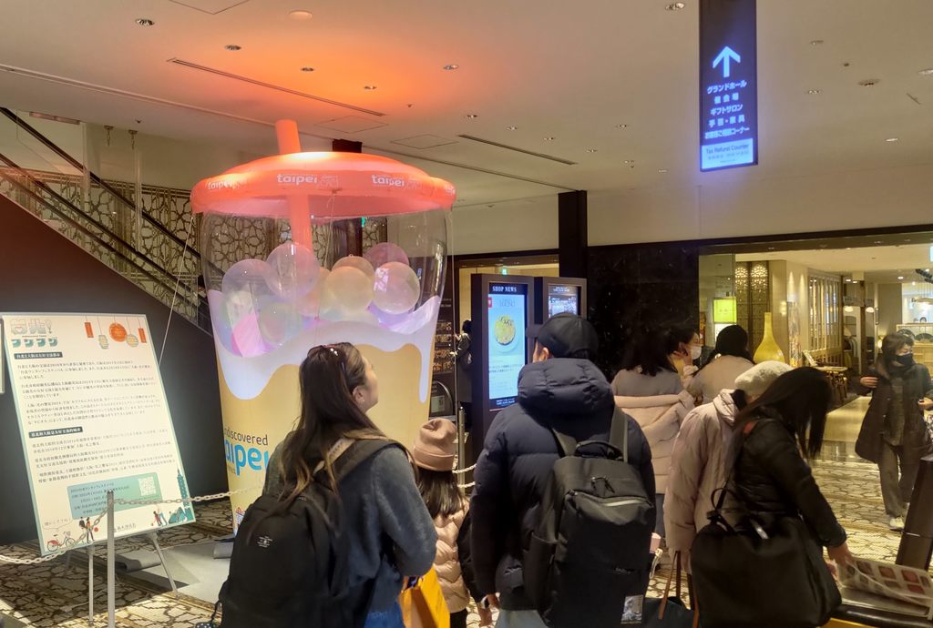 在大阪難波高島屋展出的珍珠奶茶燈燈飾在籌備期間引發極高詢問度。(圖片來源：臺北市政府觀光傳播局)